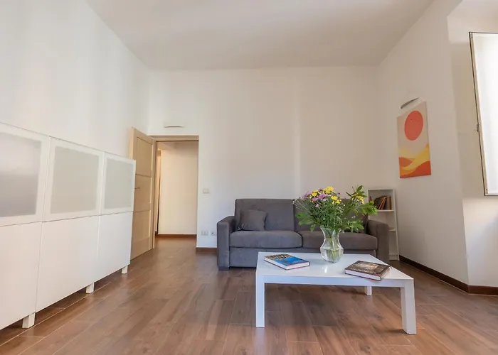 Guesthost - Roomy In Rome's Centre *