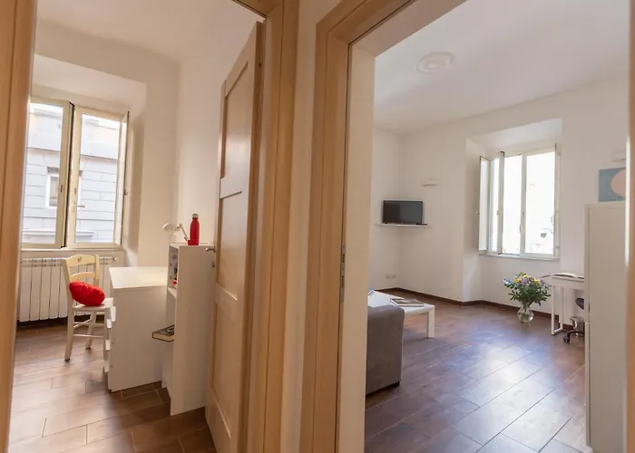 Guesthost - Roomy In Rome's Centre Apartment