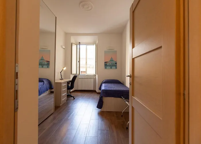 Guesthost - Roomy In Rome's Centre *