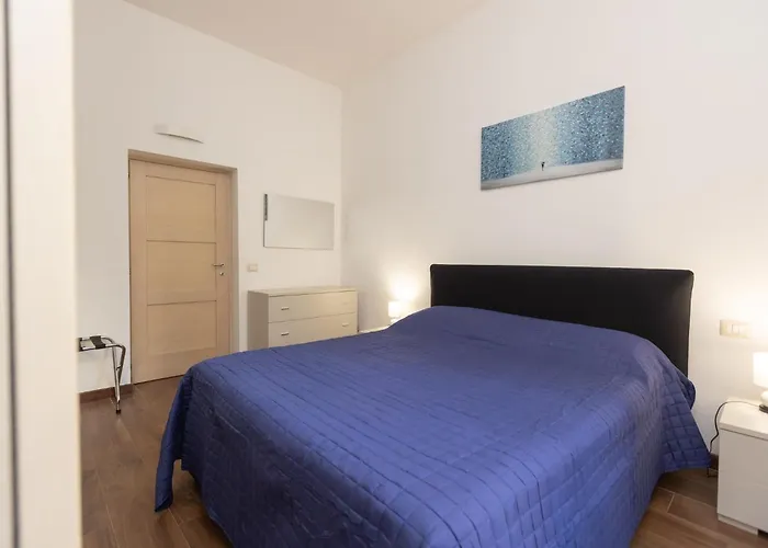 Guesthost - Roomy In Rome's Centre *