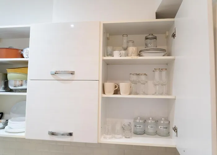 Guesthost - Roomy In Rome's Centre Apartment *