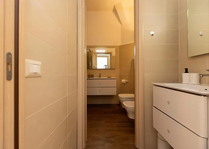 Guesthost - Roomy In Rome's Centre Apartment Rome