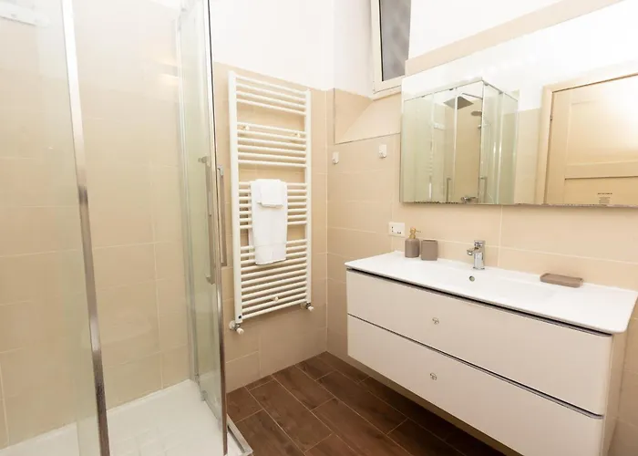 Guesthost - Roomy In Rome's Centre Apartment *