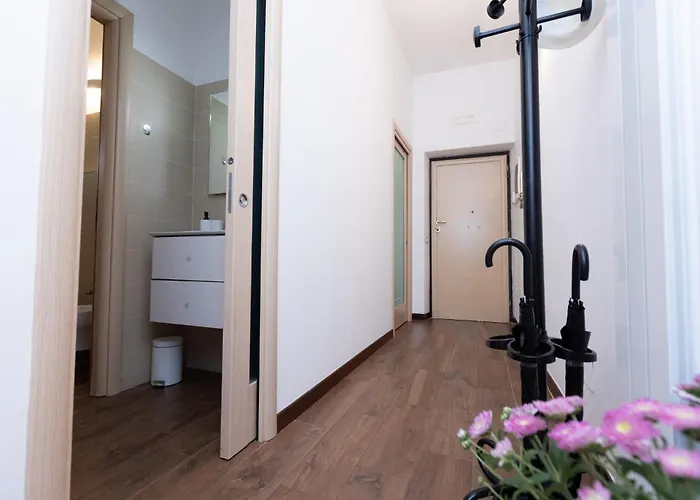 Guesthost - Roomy In Rome's Centre Apartment *